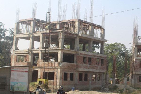 ठेकेदारको लापरबाहीले चार स्थानीय तहका प्रशासनिक भवन अलपत्र